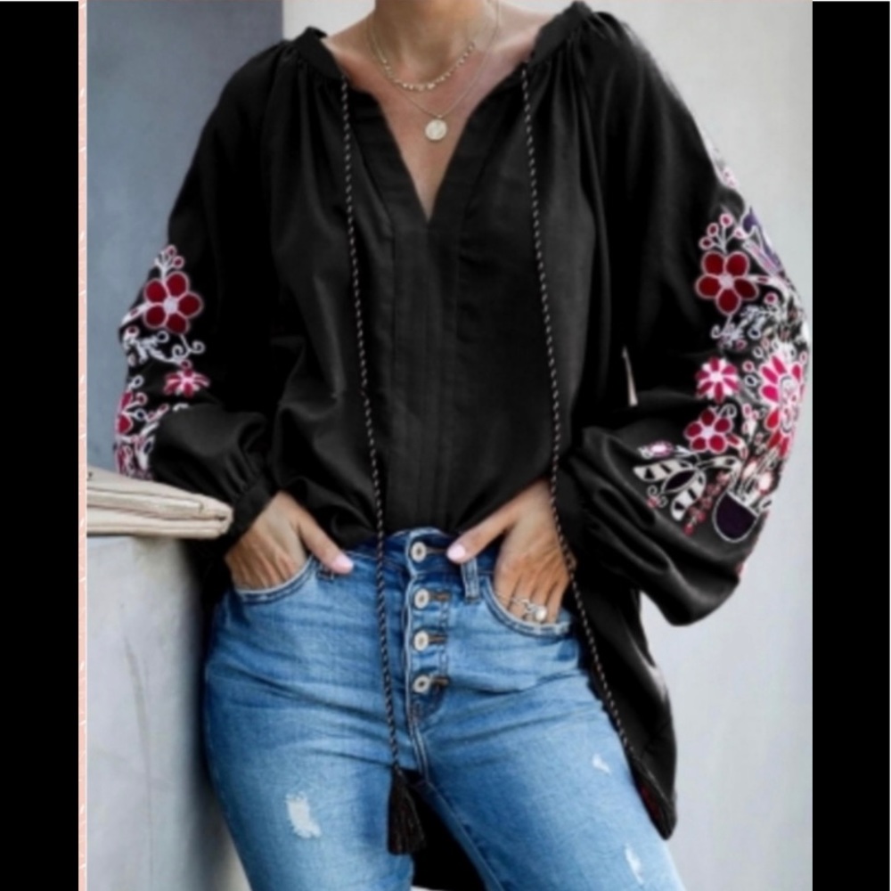 RELAXING FIT EMBROIDERED TOP